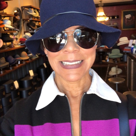 Meet your Posher, Mona - Picture 1 of 1